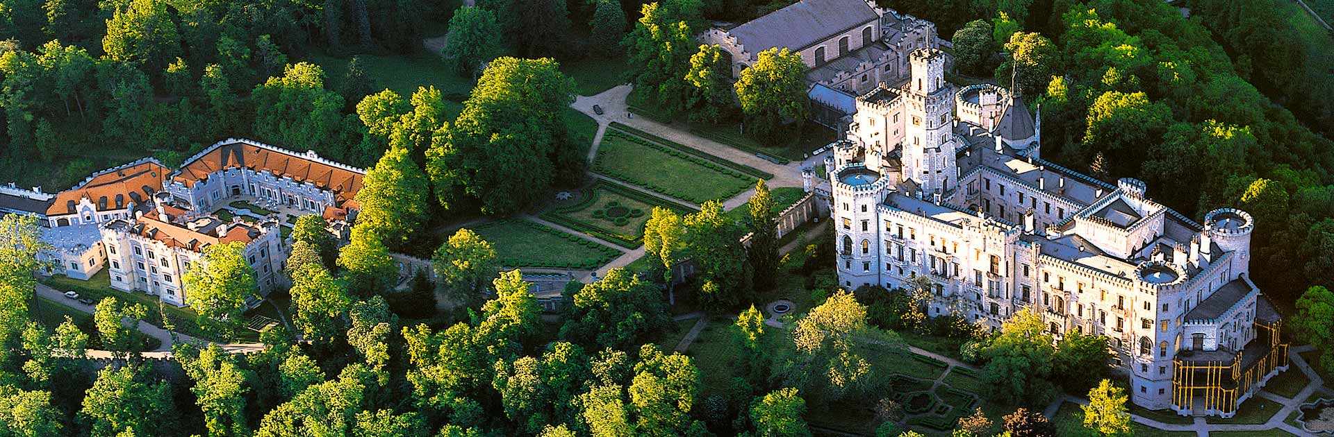Alšova jihočeská galerie, zámek Hluboká a hotel Štekl, letecký pohled, foto: Libor Sváček